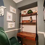 Gorgeous Hideaway In Classy Clifton