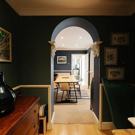 Gorgeous Hideaway In Classy Clifton *